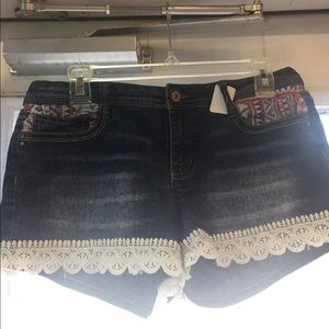 L.e.i. Ashley short shorts with white ruffles